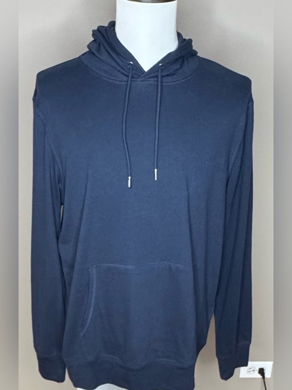 Amazon Essentials men’s blue hooded sweatshirt with pockets size M.